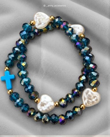 Rosario de mano marrón con corazones y crucifijo